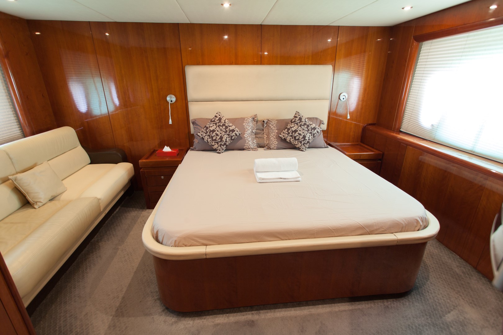 cabin - 70ft - dyretti yacht - yacht for rent in dubai